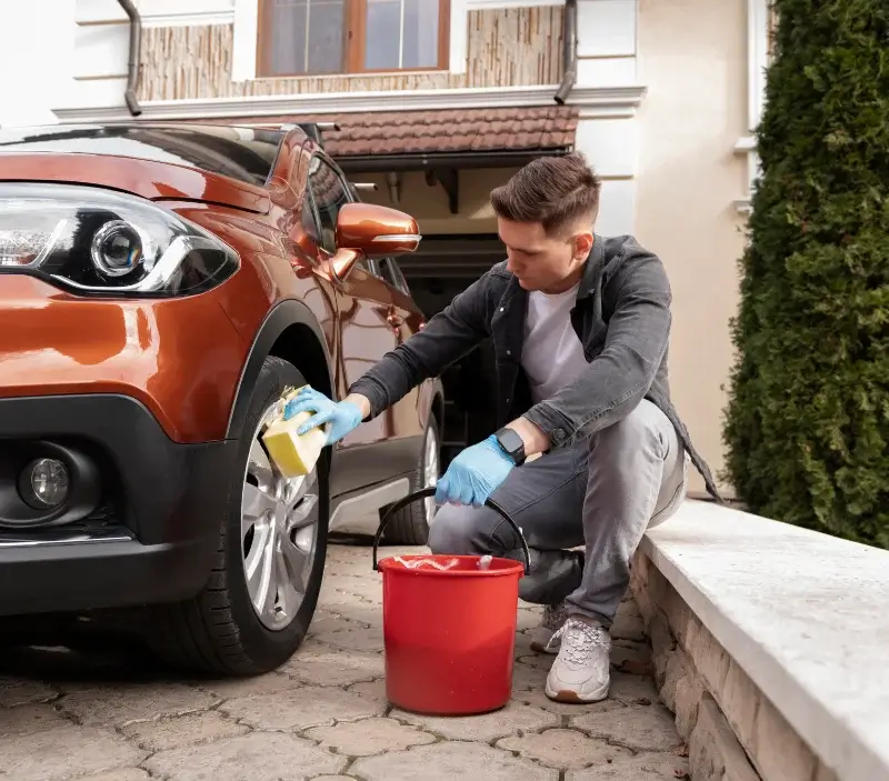 Lavage auto à domicile Saint-Paul-la-Roche : professionnel intervenant sur un véhicule